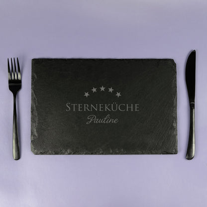 Personalisierte Schieferplatte „Sterneküche“ mit Name und Besteck als Tischdeko
