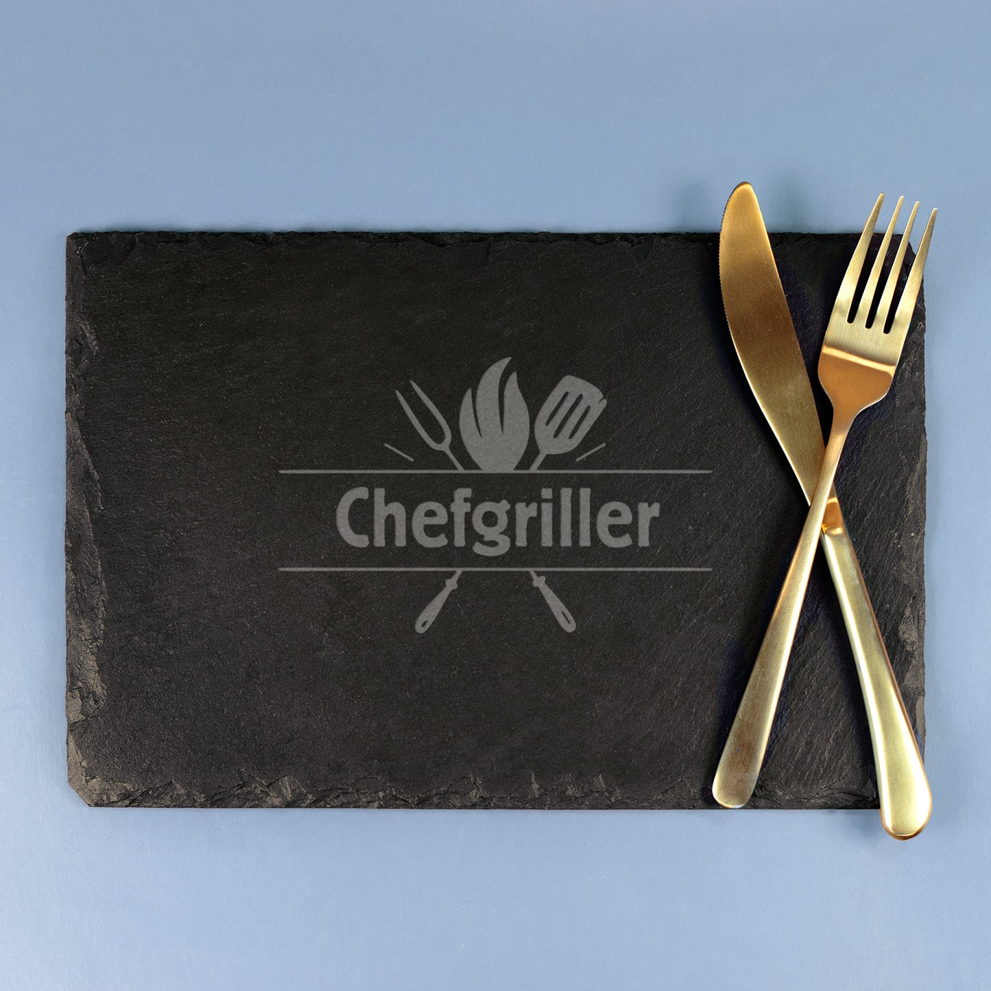 Personalisierte Schieferplatte mit Gravur „Chefgriller“ und Grillmotiv, Besteck als Deko