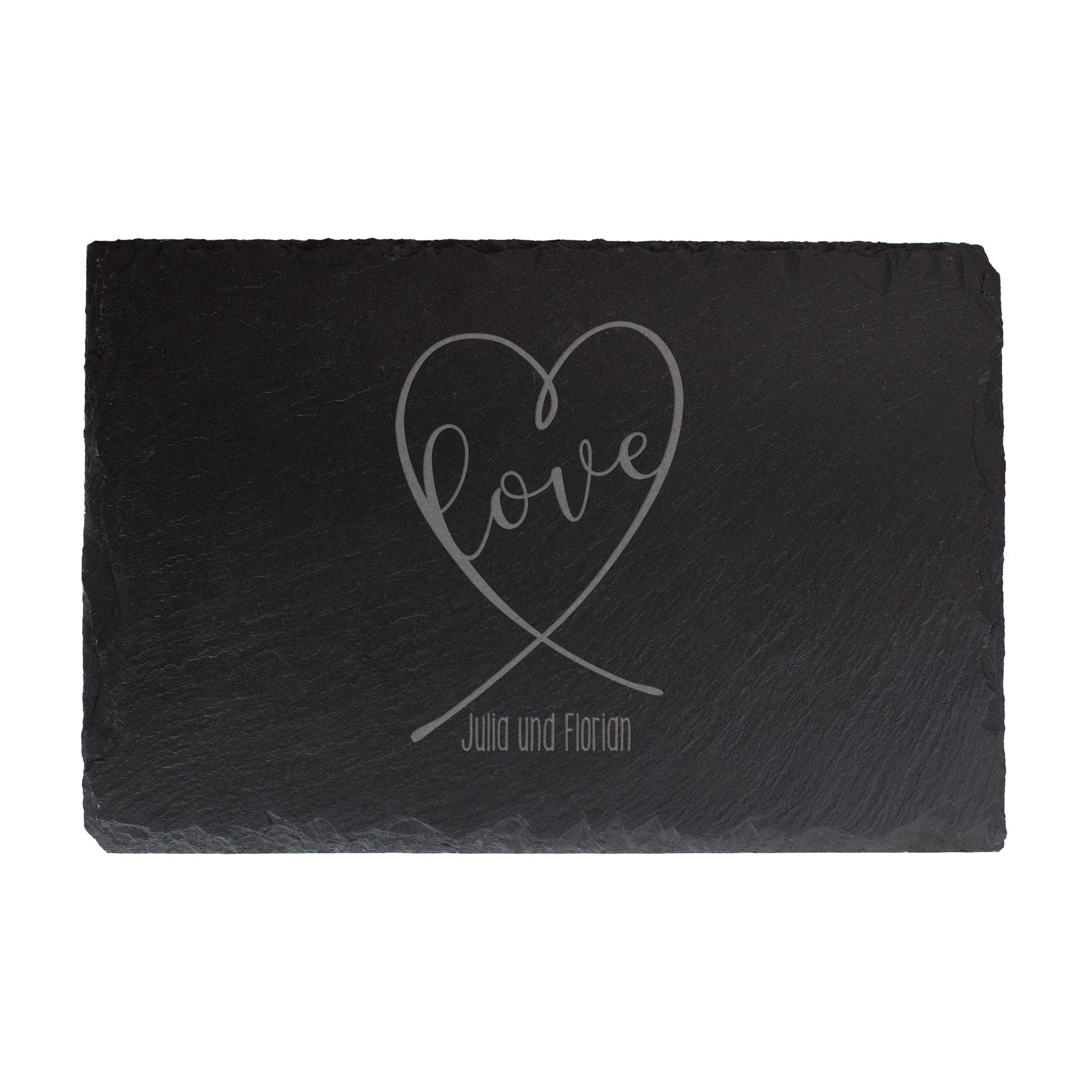 Schieferplatte mit Herzgravur „Love“ und personalisierten Namen, freigestellt auf weißem Hintergrund