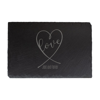 Schieferplatte mit Herzgravur „Love“ und personalisierten Namen, freigestellt auf weißem Hintergrund