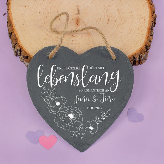 Personalisiertes Schieferherz zur Hochzeit mit Namen und Hochzeitsdatum sowie floralem Lebenslang Motiv
