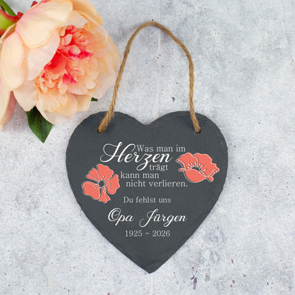 Trauer Schieferherz mit Spruch „Was man im Herzen trägt“, Mohnblumen, Name und Jahreszahlen