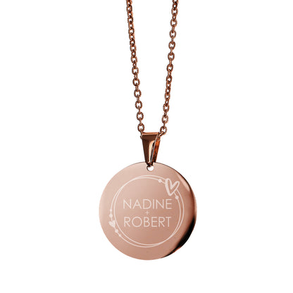 Gravierte Namenskette mit Herzen - in Roségold freigestellt auf weißem Hintergrund