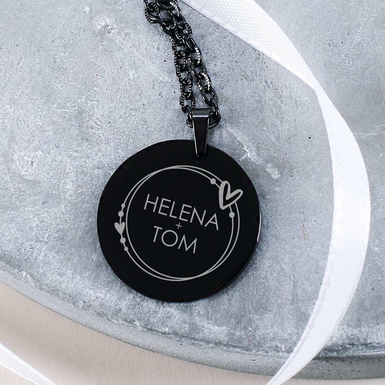 Gravierte Namenskette mit Herzen - in Schwarz
