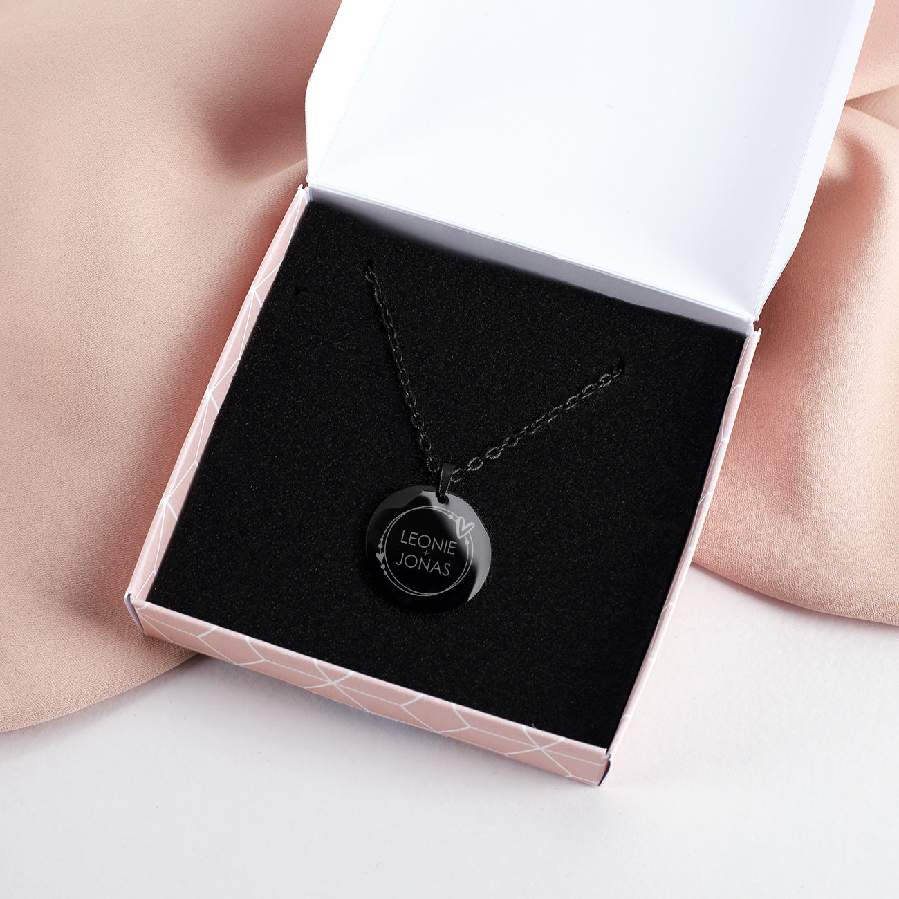 Gravierte Namenskette mit Herzen - in Schwarz in Geschenkbox