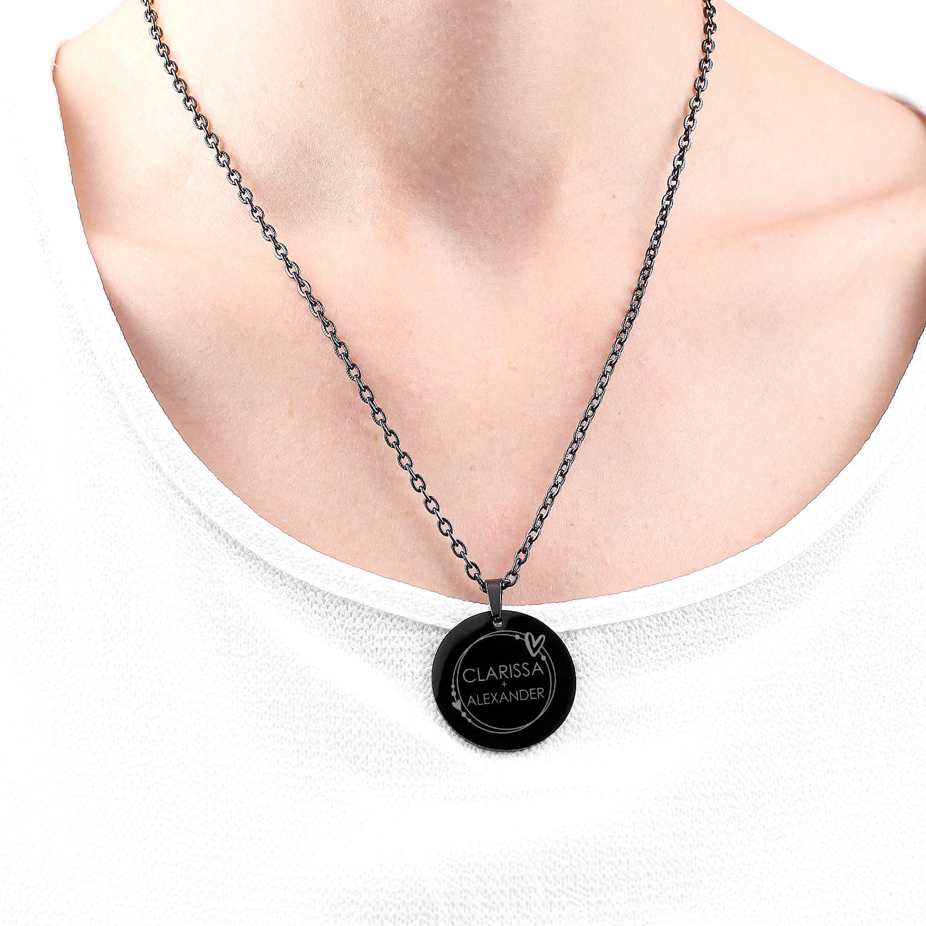 Gravierte Namenskette mit Herzen - in Schwarz getragen am Hals