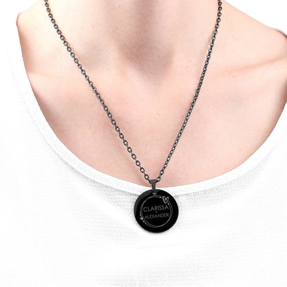 Gravierte Namenskette mit Herzen - in Schwarz getragen am Hals