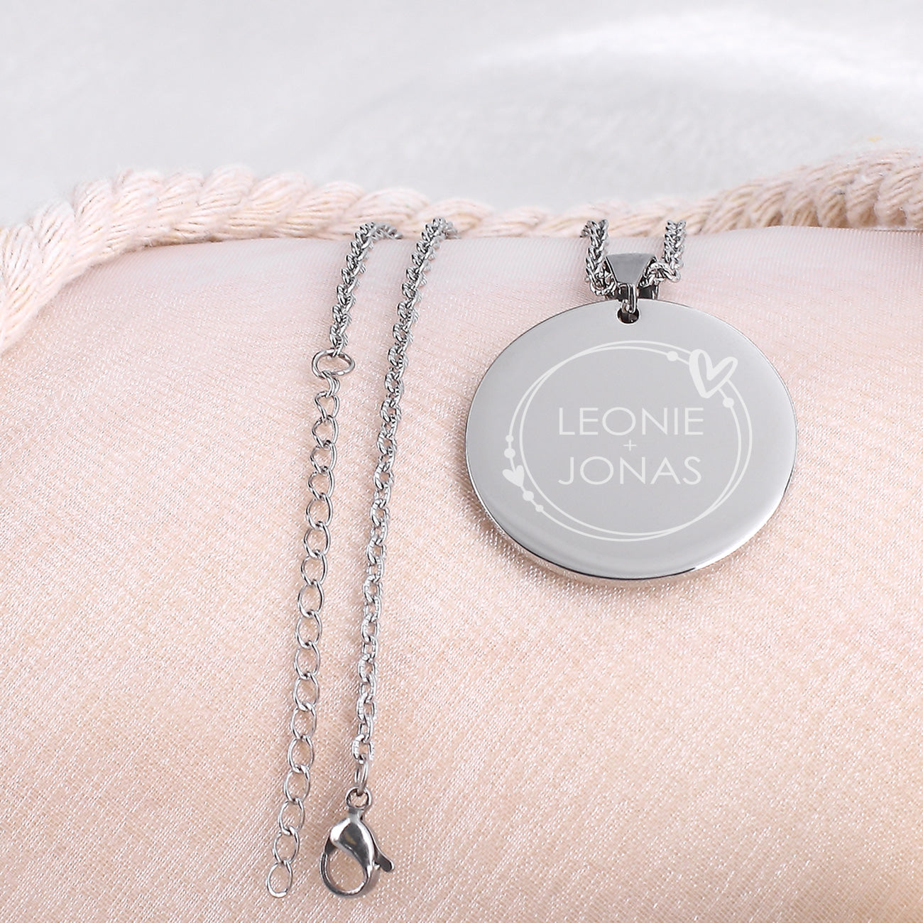 Gravierte Namenskette mit Herzen - in Silber auf rosa Untergrund