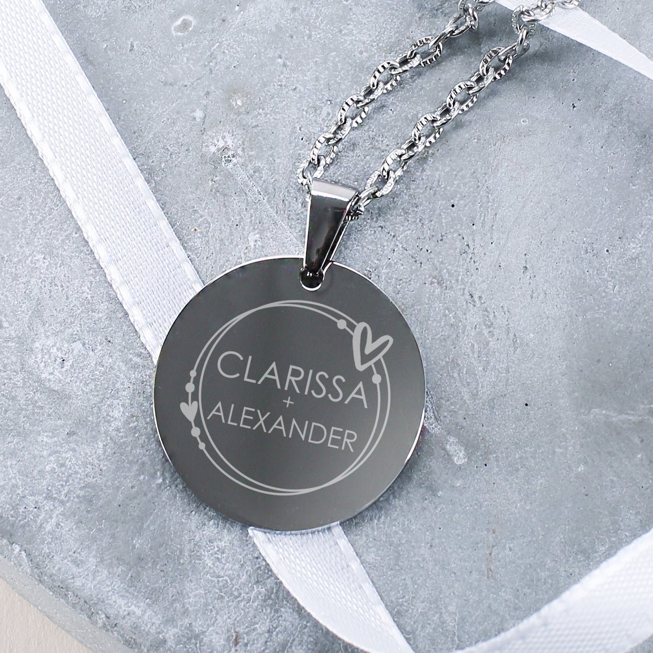 Gravierte Namenskette mit Herzen - in Silber