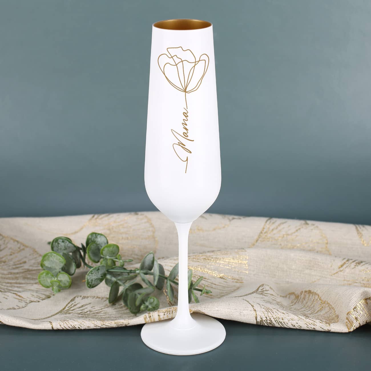 Sektglas in Weiß-Gold mit Name und Blume im Lineart-Stil graviert
