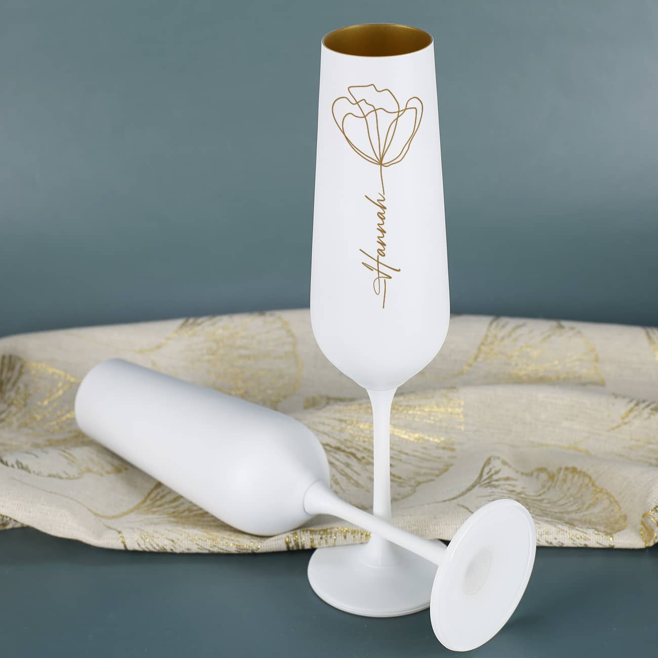 Weiß-goldenes Sektglas mit individueller Gravur nach Wunsch