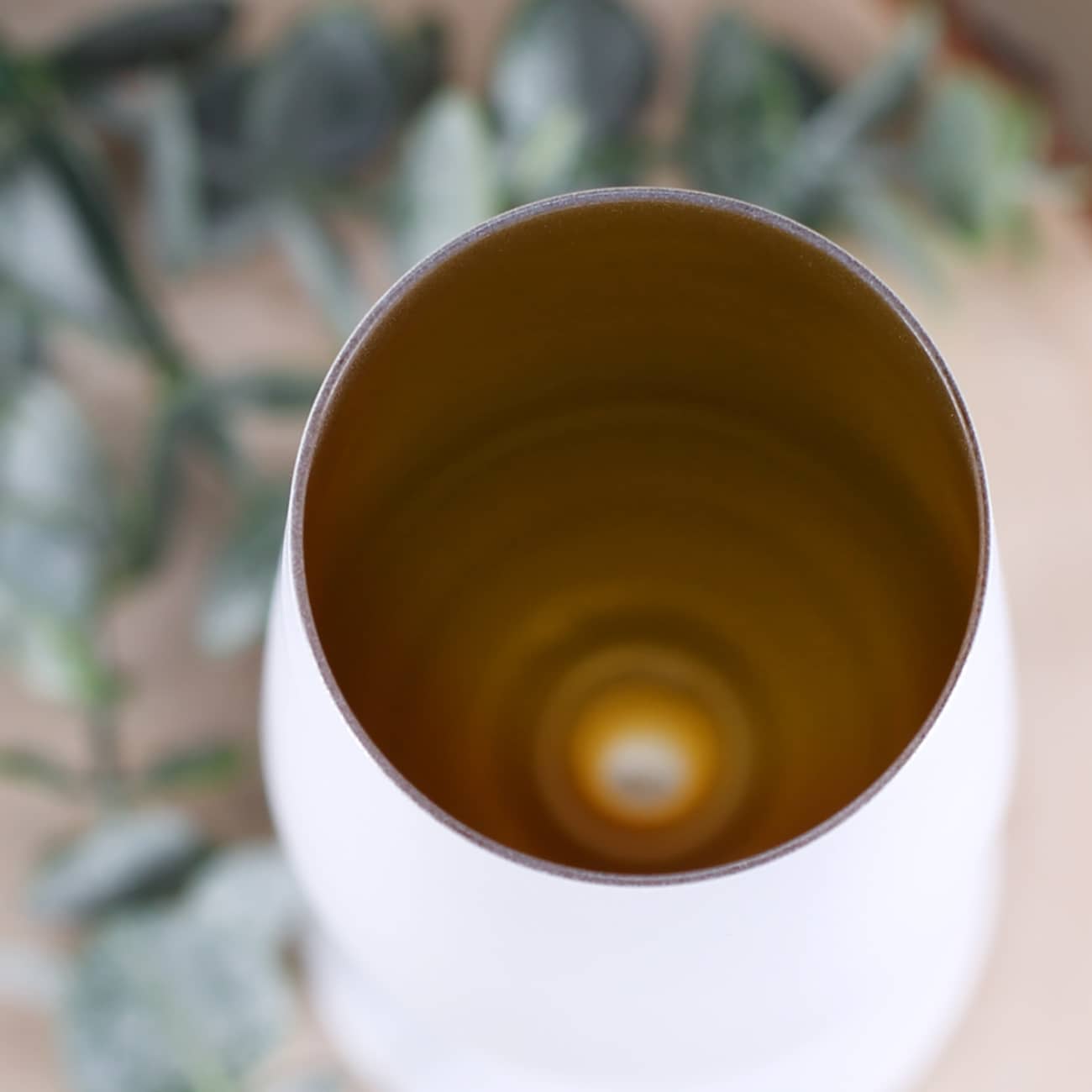 Sektglas mit weißer Beschichtung und goldener Innenseite