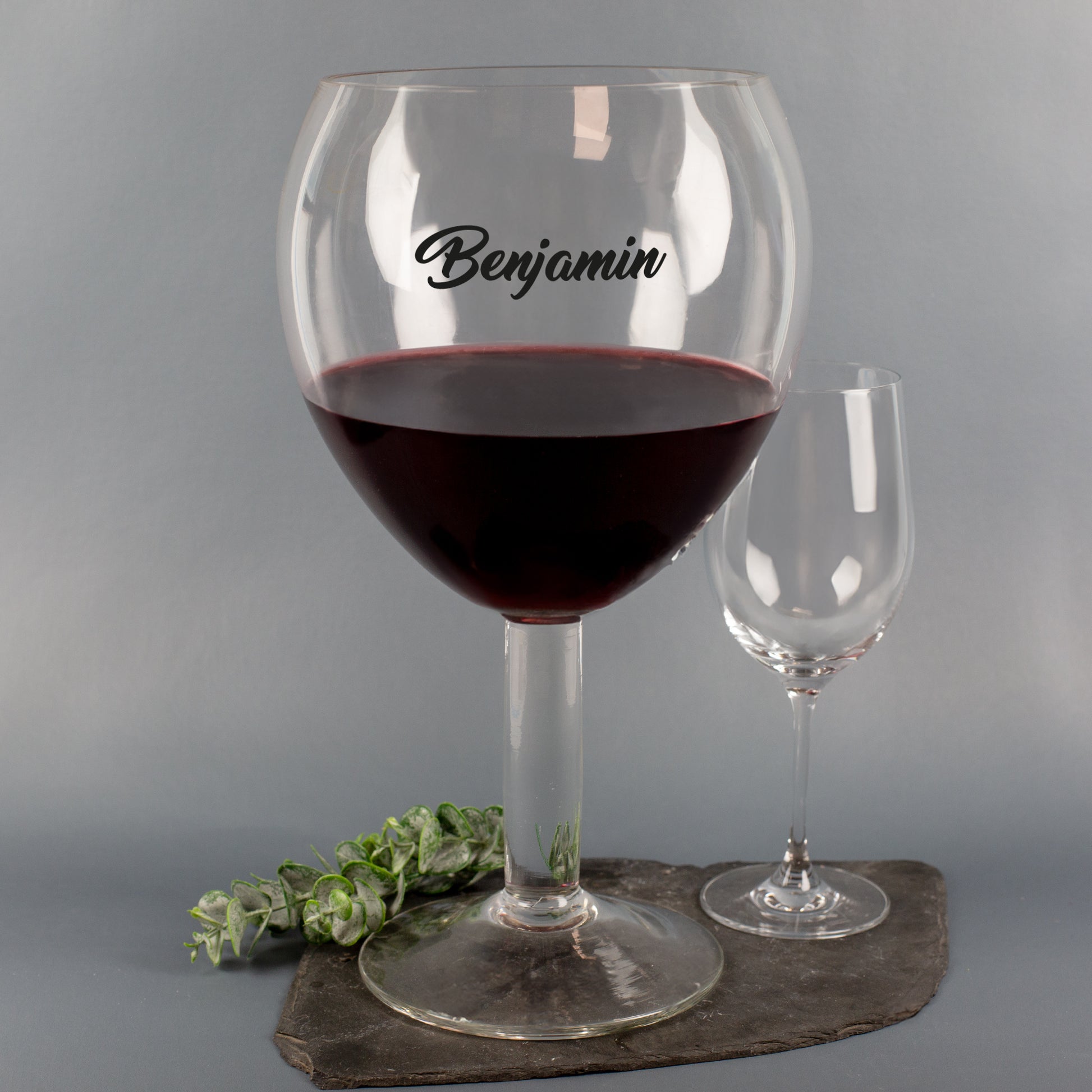 Großes 3-Liter Weinglas mit Namensgravur Benjamin, gefüllt mit Rotwein