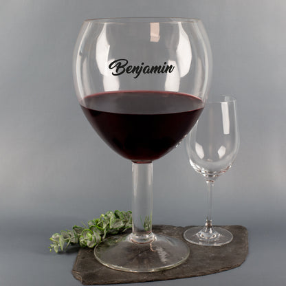 Großes 3-Liter Weinglas mit Namensgravur Benjamin, gefüllt mit Rotwein