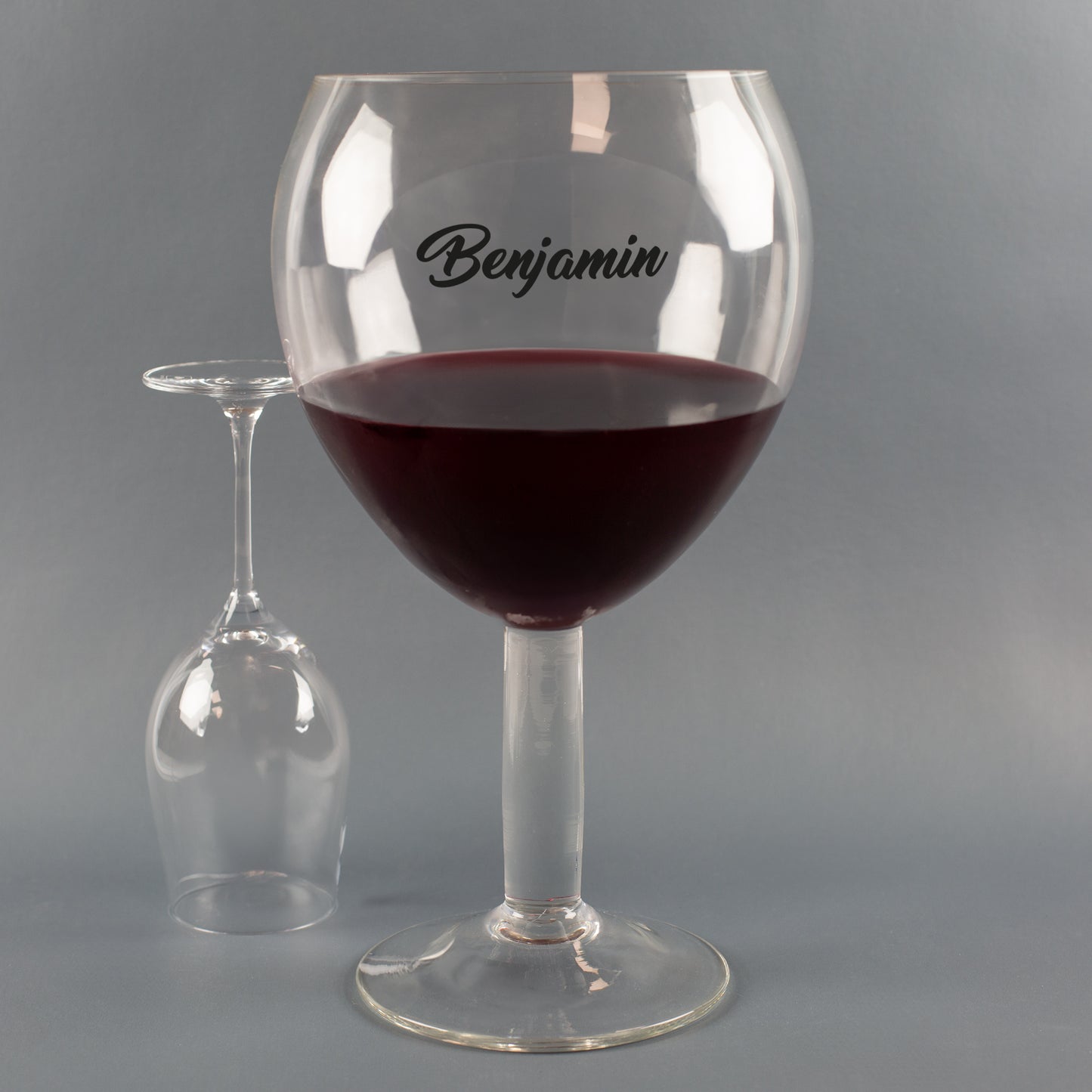 XXXL Weinglas mit Aufdruck Benjamin neben umgedrehtem normalem Weinglas