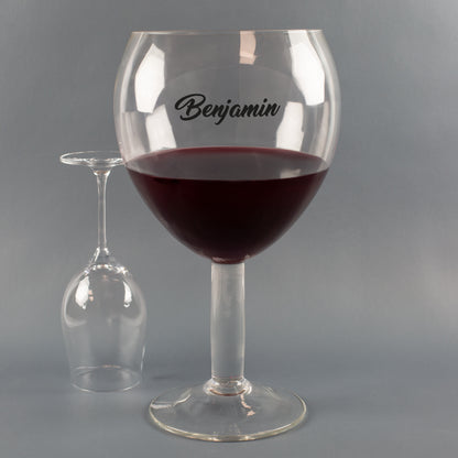 XXXL Weinglas mit Aufdruck Benjamin neben umgedrehtem normalem Weinglas