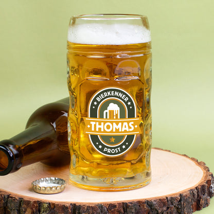 Bierkrug 0,5 l in Frontansicht – personalisiert mit Namensdruck im Zentrum des Bierkenner-Motivs