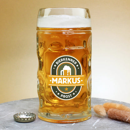 Bierkrug 0,5 l in Frontansicht – personalisiert mit Namensdruck im Zentrum des Bierkenner-Motivs