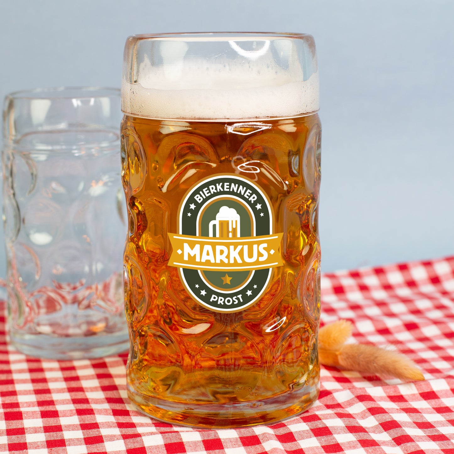 Detailansicht des 1 l Bierkrugs von schräg oben – zeigt den dicken Glasboden, Henkel und den Motivdruck auf der Front