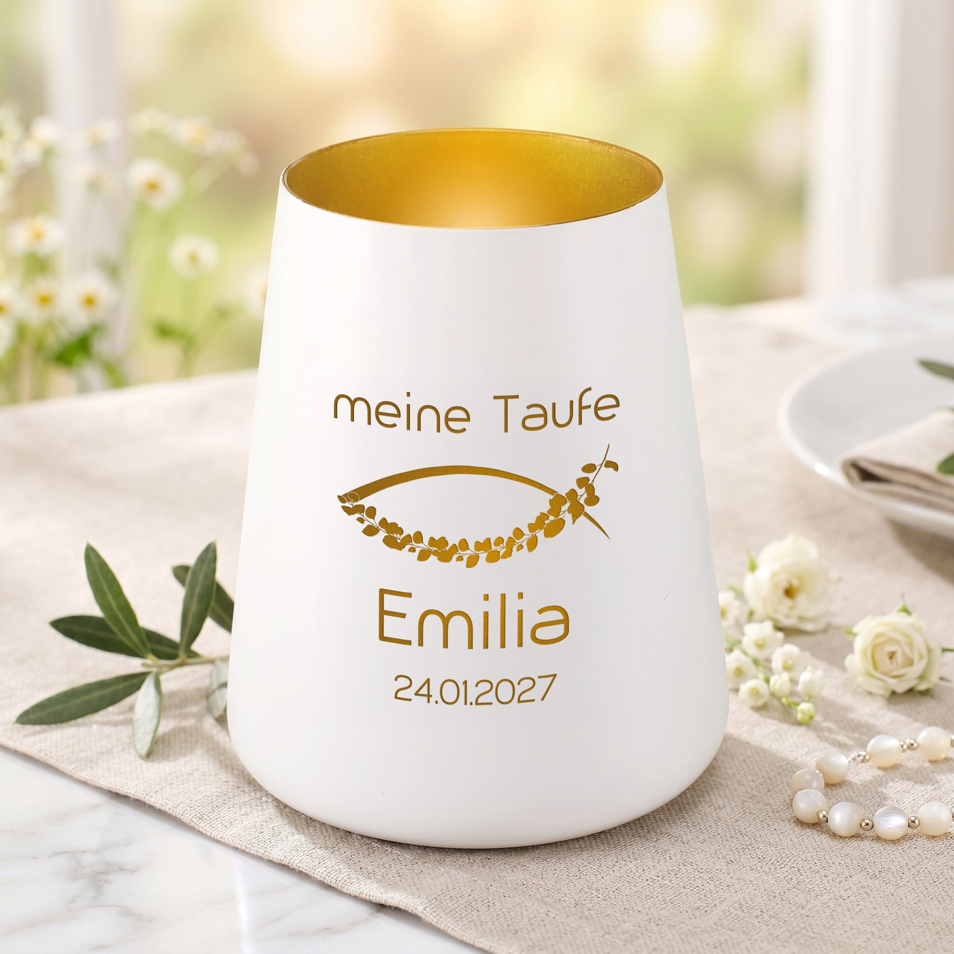 Weißes Windlicht mit goldfarbener Innenseite, Ichthys-Fischmotiv und Aufdruck meine Taufe mit Name Emilia und Datum