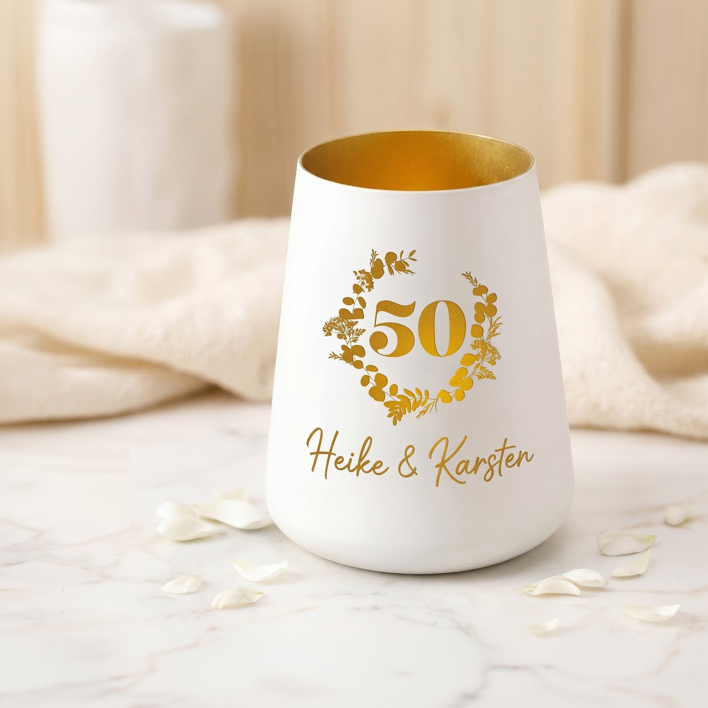 Personalisiertes Windlicht mit 50er Kranzmotiv und Namen Heike und Karsten als Geschenk zur Goldhochzeit