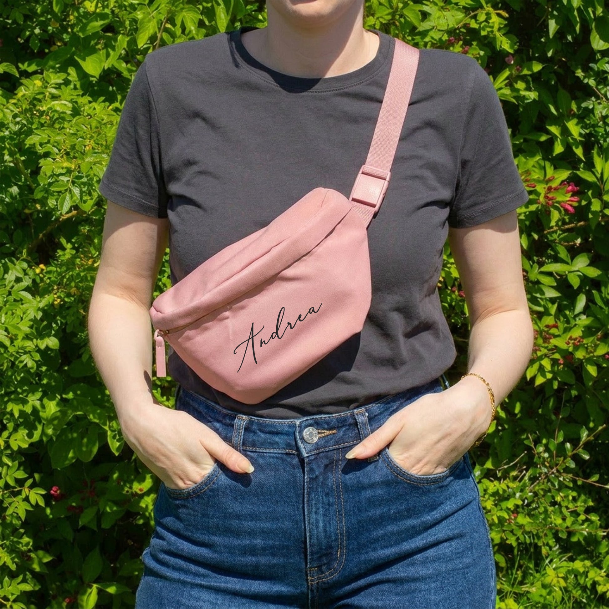 Rosa Bauchtasche mit Name Andrea als Crossbody Bag getragen im sommerlichen Outdoor-Look