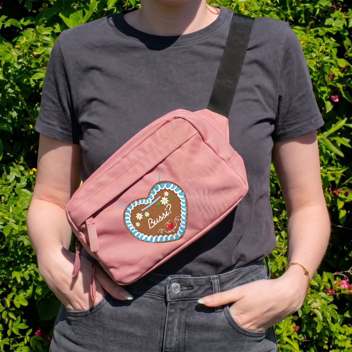 Rosé-Pink Brusttasche mit Lebkuchenherz und Name als Crossbody Bag getragen