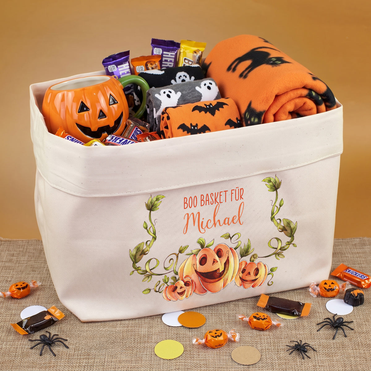 Großer Halloween Stoffkorb mit Wunschtext und Kürbis Motiv gefüllt mit Decke Socken und Süßigkeiten