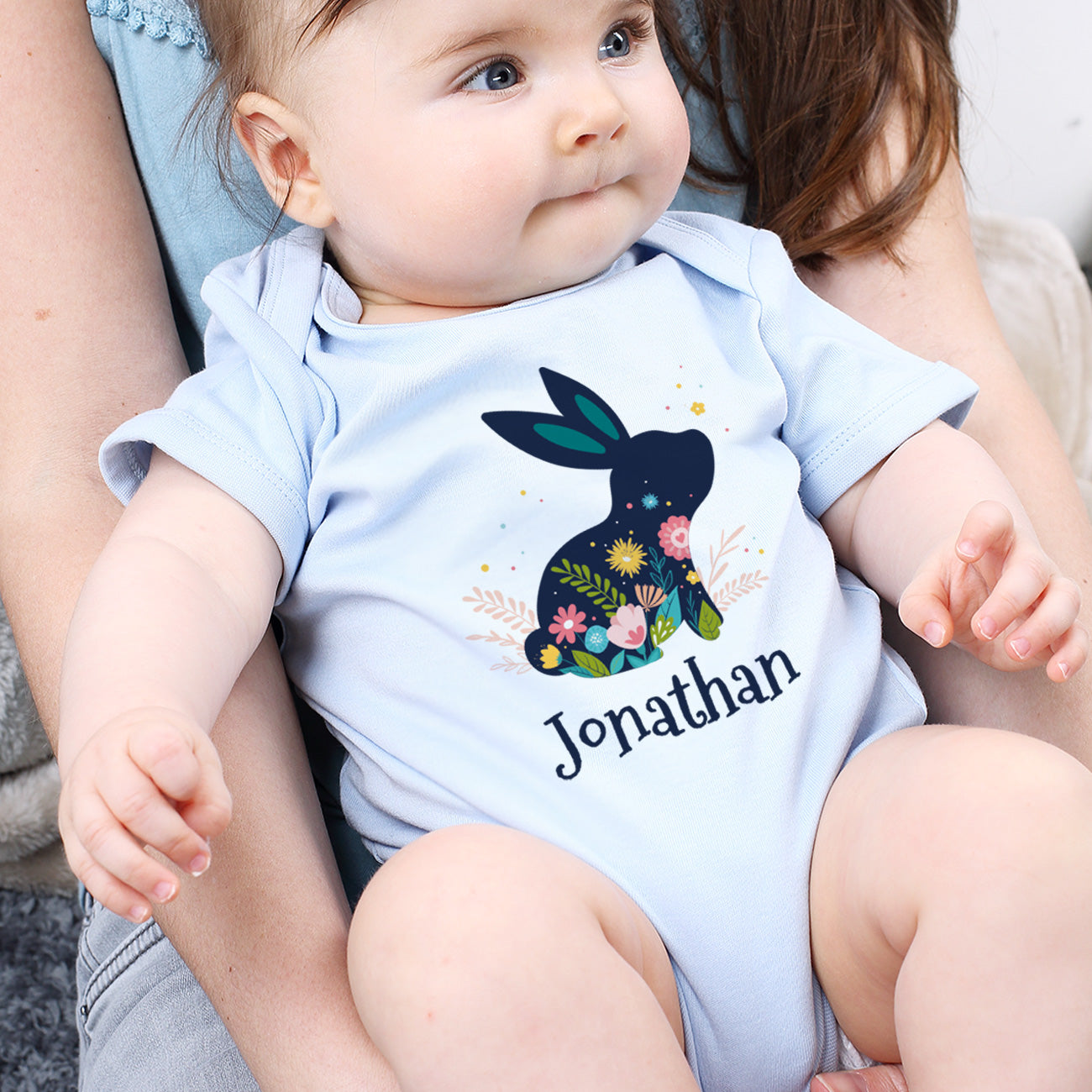 Babybody mit buntem Hasen und Name