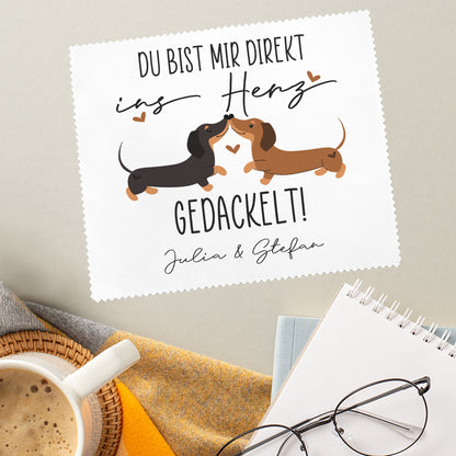 Brillenputztuch mit zwei Dackeln und Herzchen, Spruch „Ins Herz gedackelt!“, personalisiert mit Namen „Julia & Stefan“