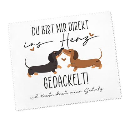 Freisteller Brillenputztuch mit Dackel-Pärchen, Herzchen und Wunschtext „ich liebe dich mein Schatz“, weißer Hintergrund