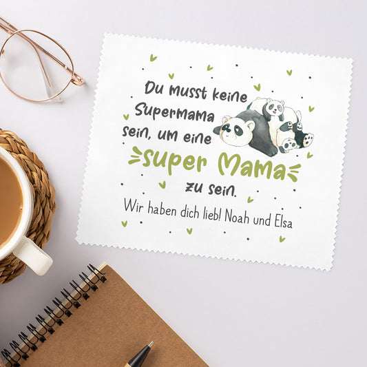 Brillenputztuch mit Panda Motiv Super Mama personalisiert mit Wunschtext auf Tisch mit Kaffee und Notizbuch