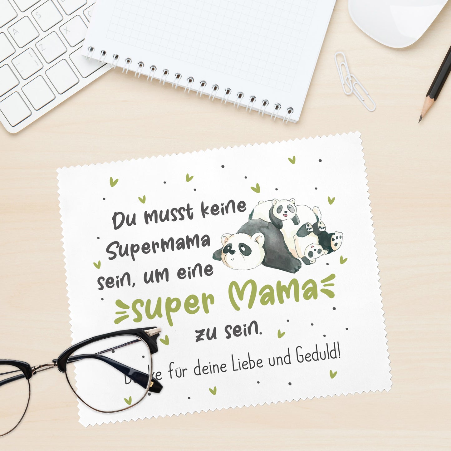 Personalisiertes Brillenputztuch Panda Motiv für Mama auf Schreibtisch mit Brille und Zubehör