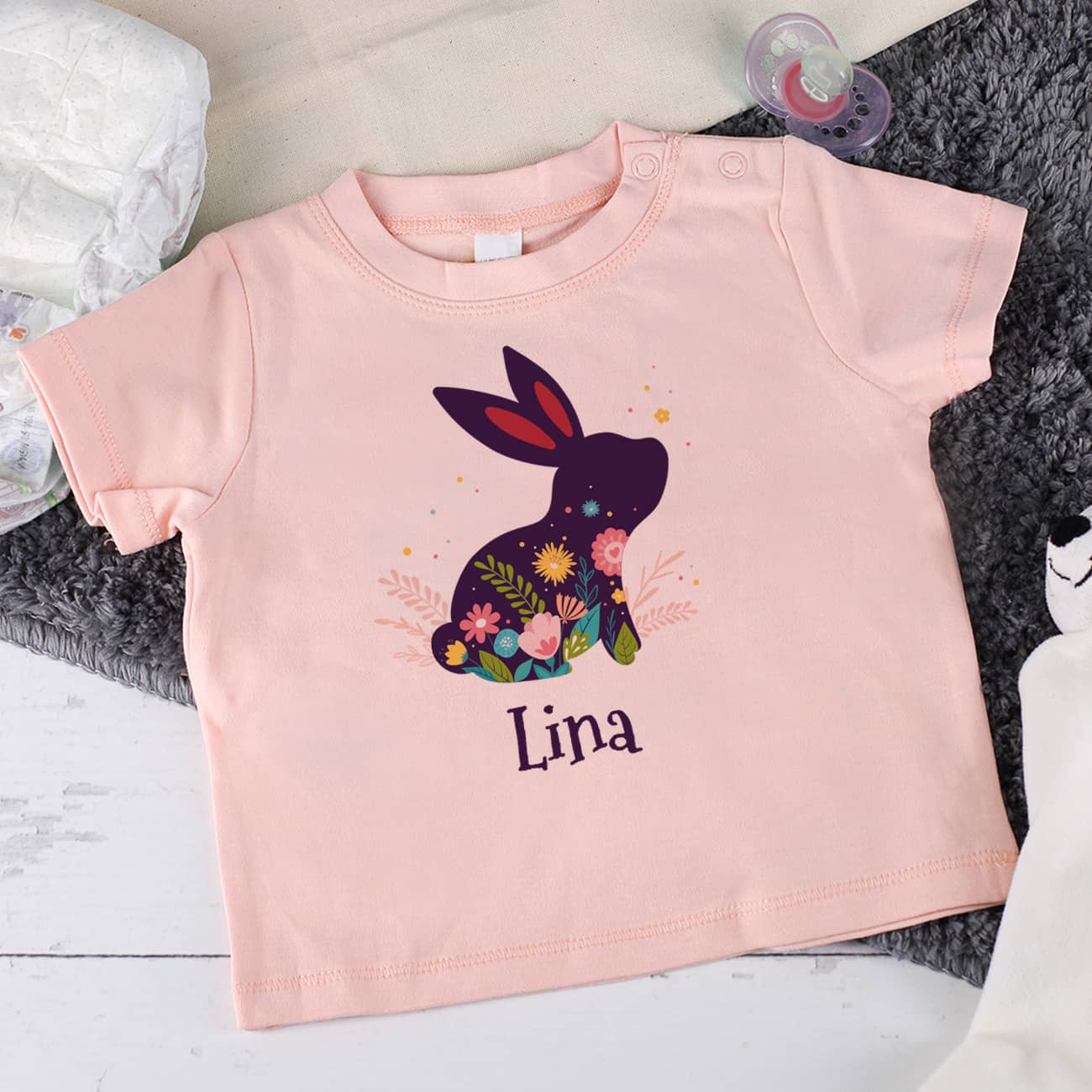 Babyshirt für Mädchen mit Name und Osterhase