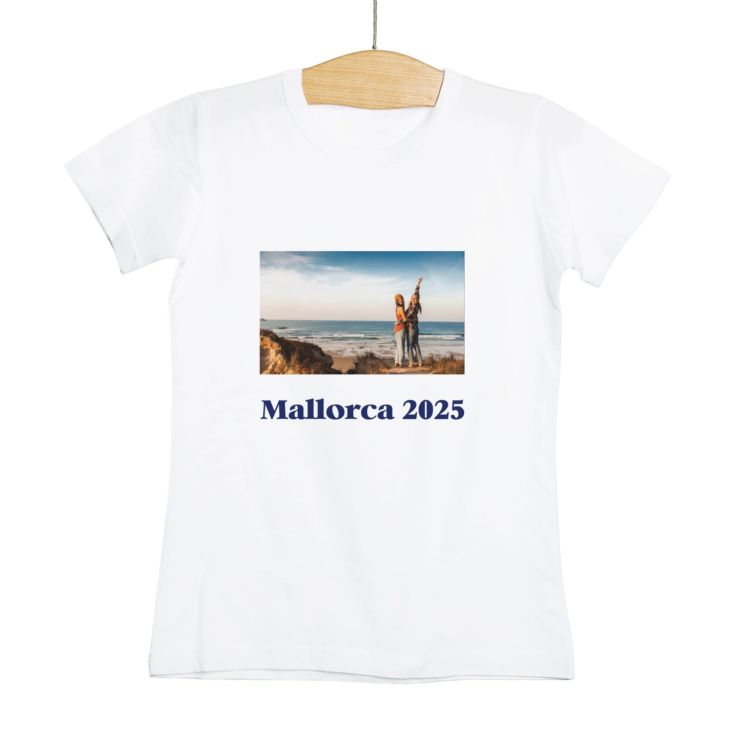 T-Shirt mit Wunschmotiv und -text freigestellt zur Darstellung im Onlineshop.