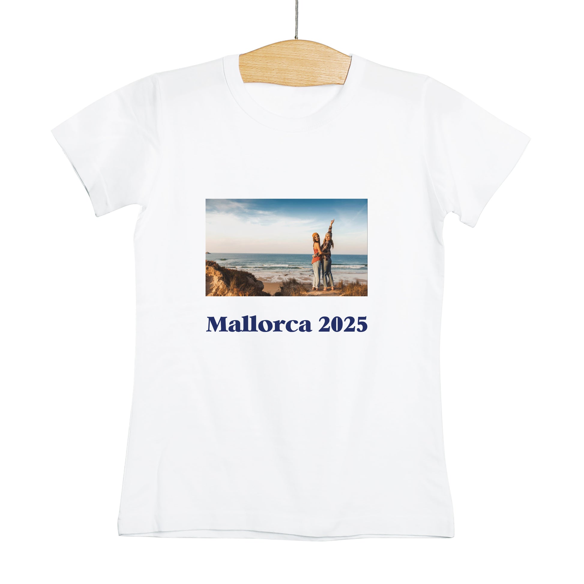T-Shirt mit Wunschmotiv und -text freigestellt zur Darstellung im Onlineshop.