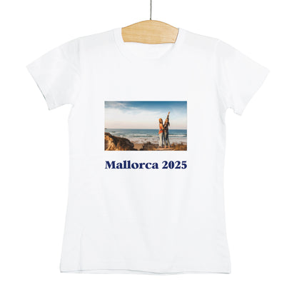 T-Shirt mit Wunschmotiv und -text freigestellt zur Darstellung im Onlineshop.