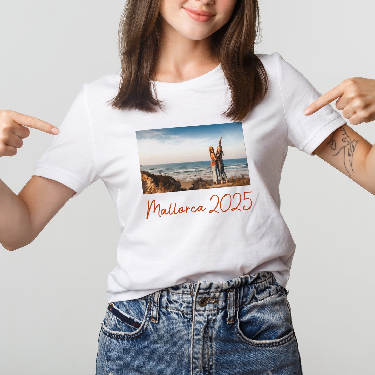 Detailansicht des Fotodrucks und Wunschtexts auf der Vorderseite des T-Shirts.