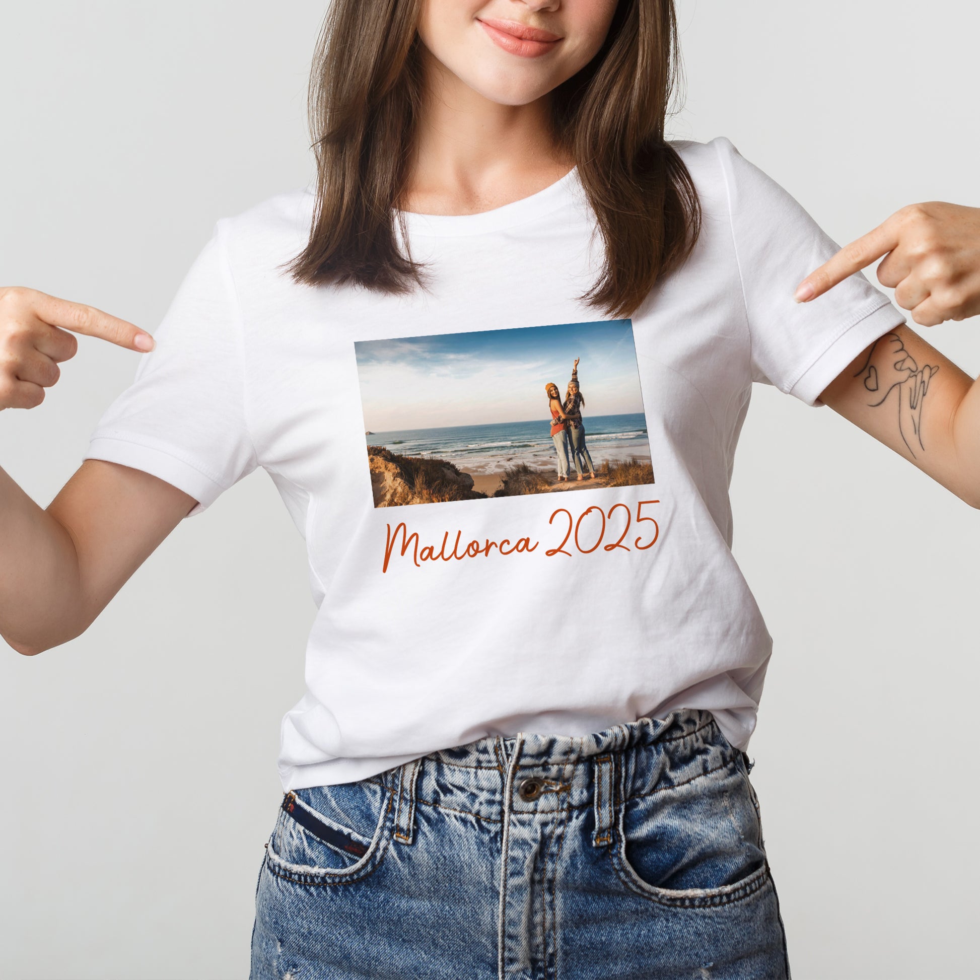 Detailansicht des Fotodrucks und Wunschtexts auf der Vorderseite des T-Shirts.