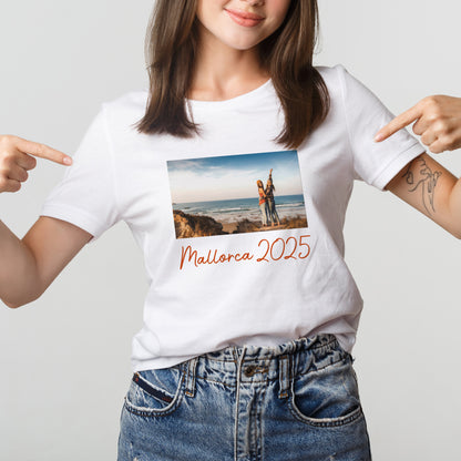 Detailansicht des Fotodrucks und Wunschtexts auf der Vorderseite des T-Shirts.