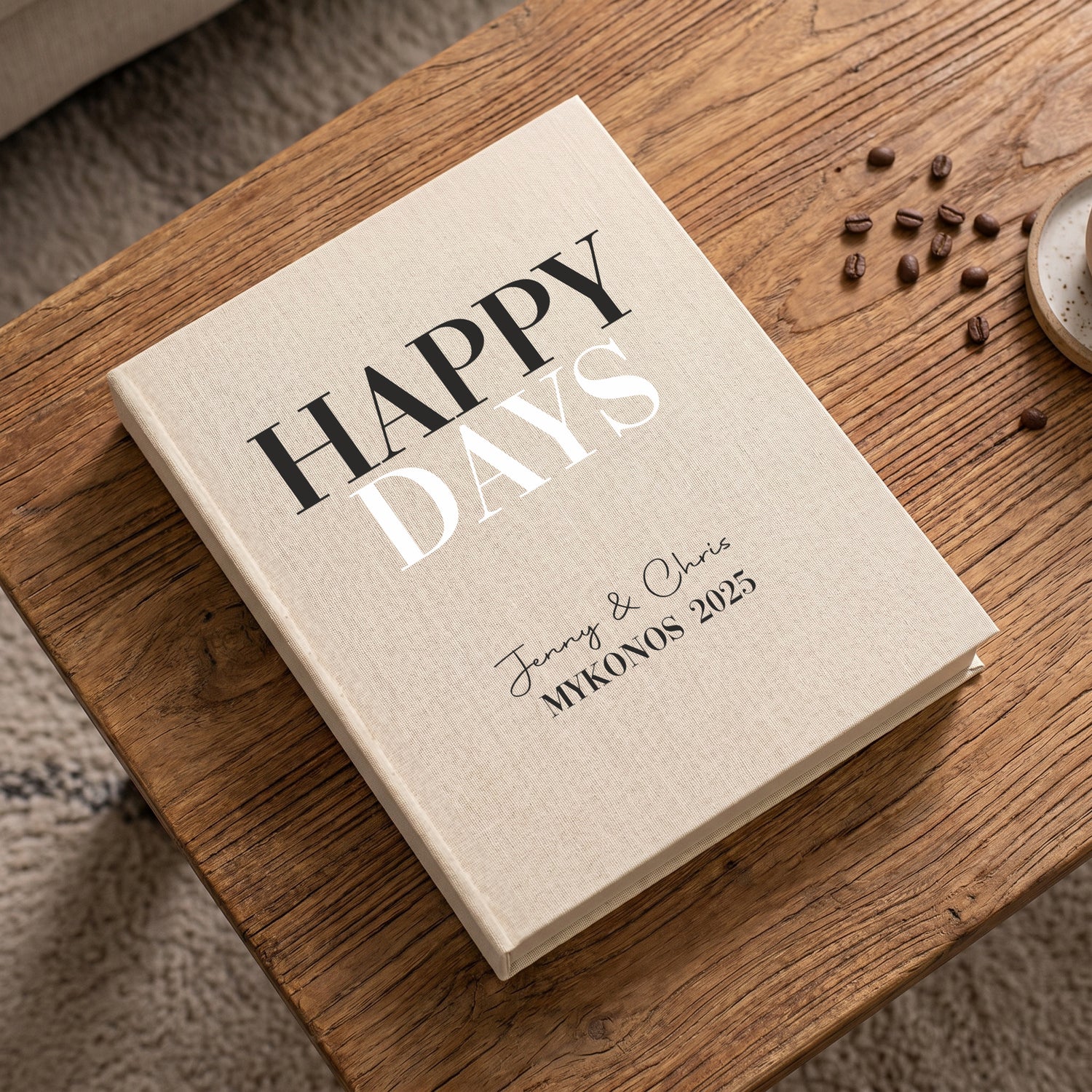 Personalisierte Erinnerungsbox Happy Days in Beige mit Wunschtext auf dem Deckel auf einem Holztisch