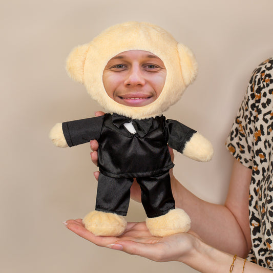 Personalisiertes Kuscheltier Bräutigam mit Fotogesicht in den Händen gehalten
