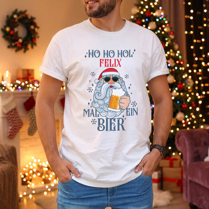 Mann trägt personalisiertes Weihnachts T-Shirt mit Name Felix und Bier Weihnachtsmann vor festlicher Weihnachtskulisse