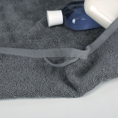 Detailansicht der Schlaufe zum Aufhängen des grauen Handtuchs