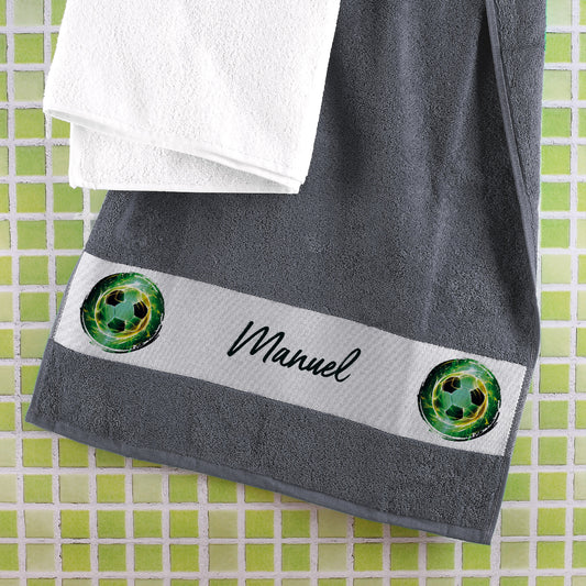 Fußball-Handtuch in Anthrazit mit Namensaufdruck „Manuel“ an Kachelwand