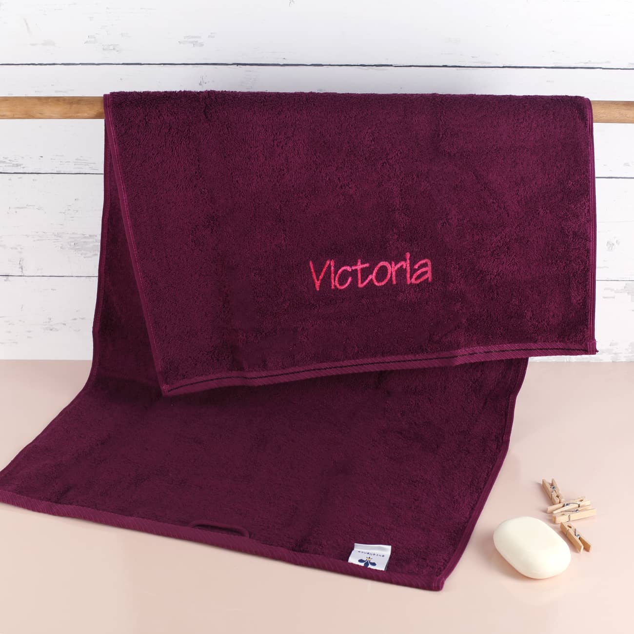 Brombeerfarbenes Handtuch mit Name bestickt, 100 x 50 cm