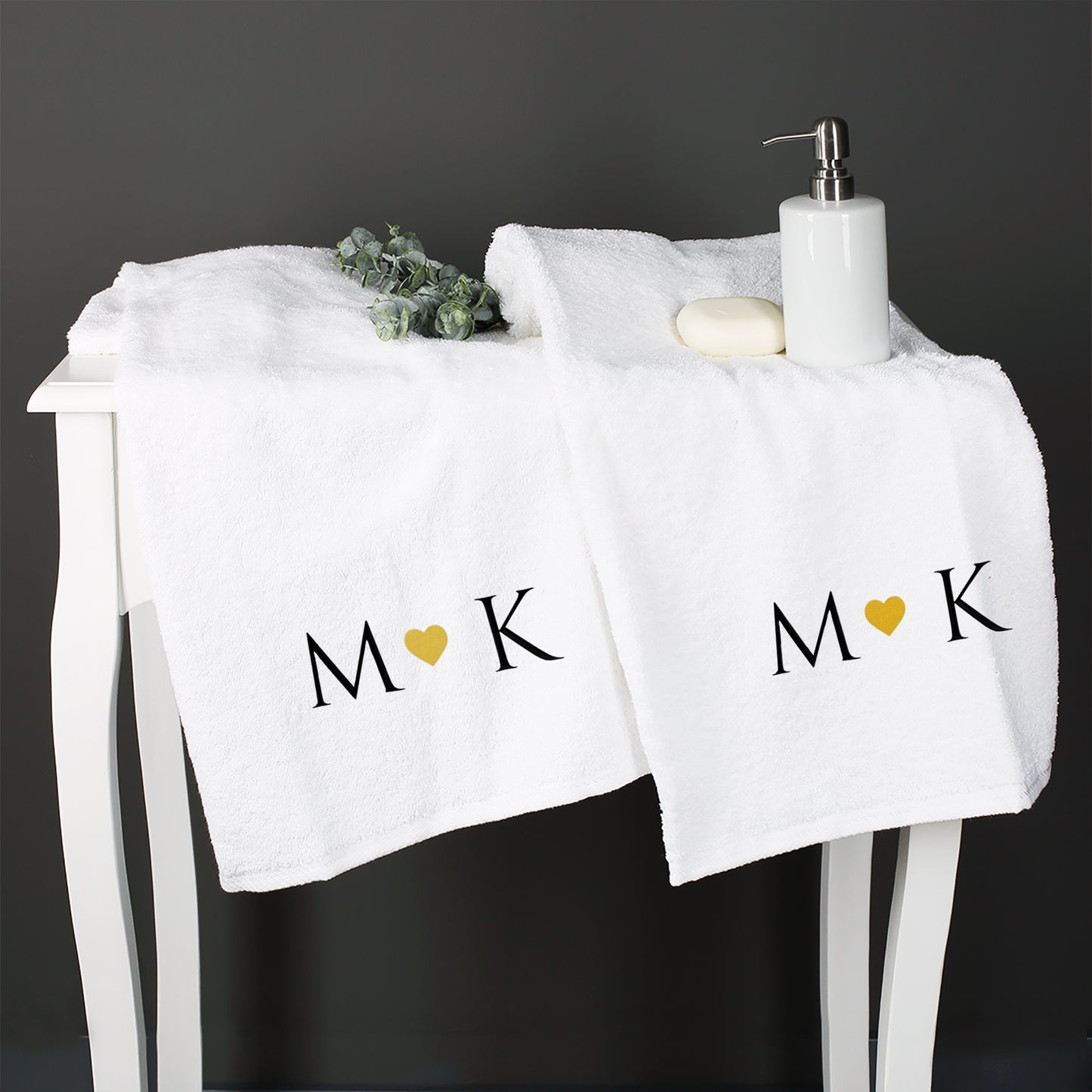 Personalisiertes Handtuch-Set als Hochzeitsgeschenk dekorativ mit Seifenspender und Badaccessoires