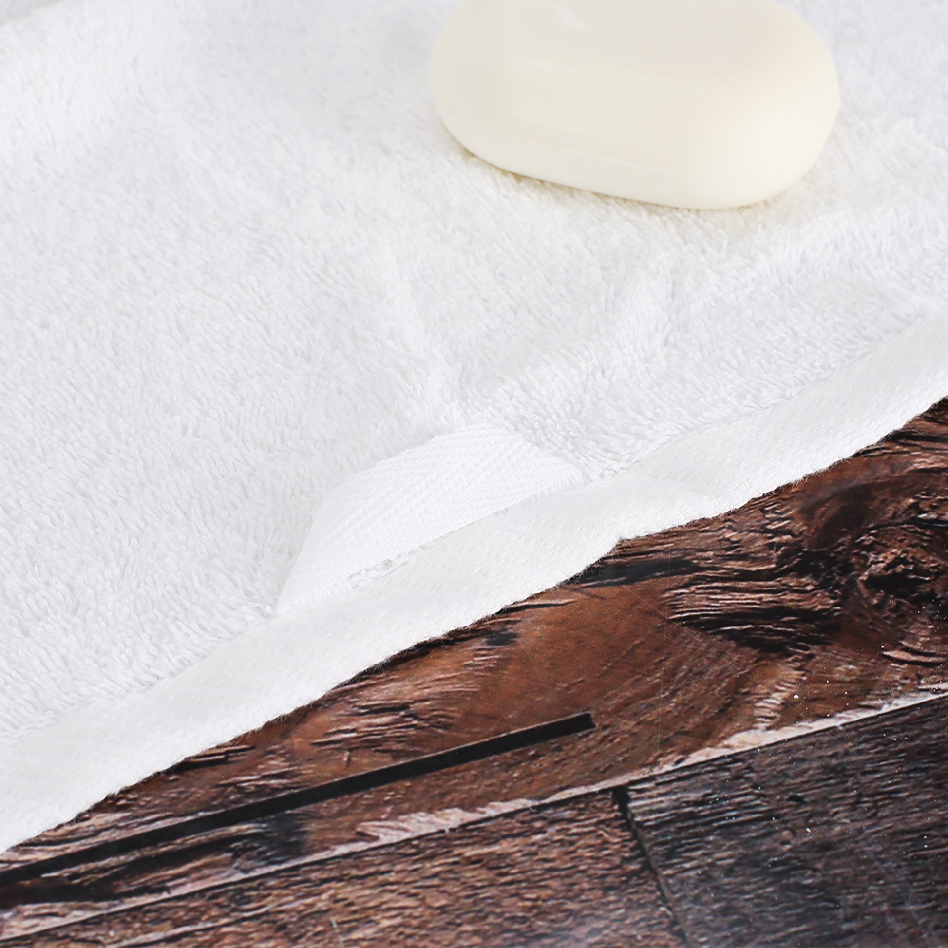 Nahaufnahme der flauschigen Baumwollstruktur des weißen Handtuchs