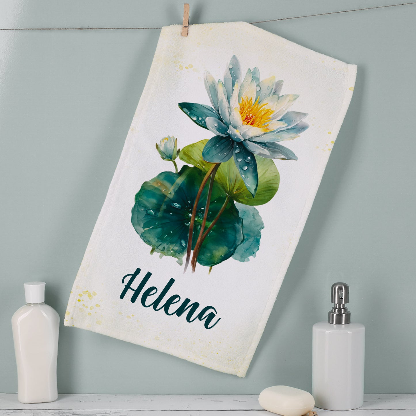 Hängendes Gästehandtuch mit Seerosen-Geburtsblume und Name Helena