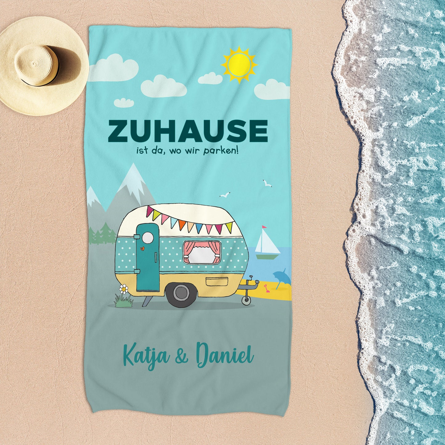 Großes Badetuch Camping mit Wohnwagen-Motiv und Wunschtext am Strand